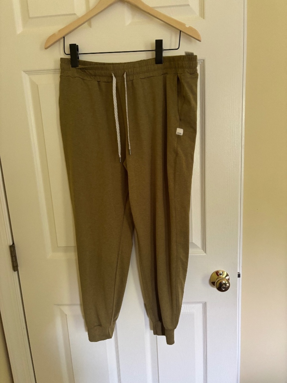 Vuori Performance Joggers in Large